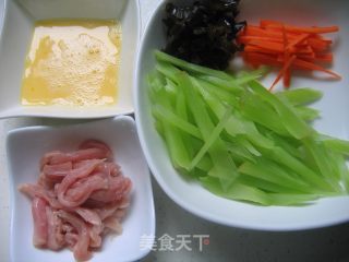 五彩莴笋丝的做法步骤：2