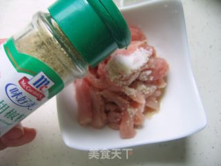 五彩莴笋丝的做法步骤：3