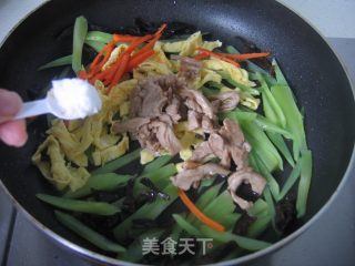 五彩莴笋丝的做法步骤：8