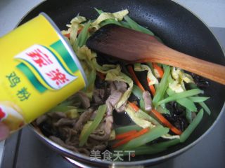五彩莴笋丝的做法步骤：9