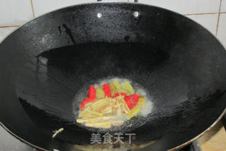 泡椒炒龙舌鱼的做法步骤：2