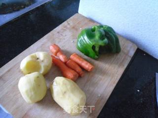 家常菜---【青椒胡萝卜土豆片】的做法步骤：1