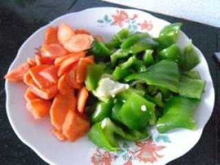 家常菜---【青椒胡萝卜土豆片】的做法步骤：3