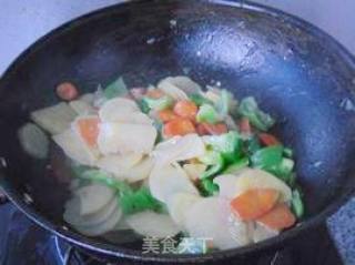 家常菜---【青椒胡萝卜土豆片】的做法步骤：11