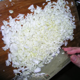 白菜胡萝卜香菇饺子的做法步骤：2