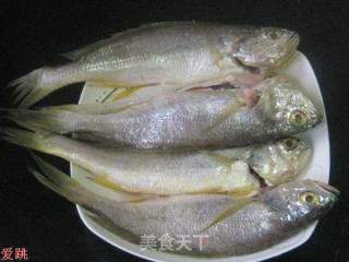 煎小黄鱼的做法步骤：1