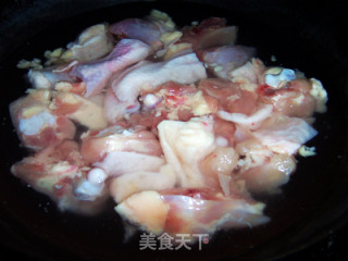 飘香栗子鸡的做法步骤：2