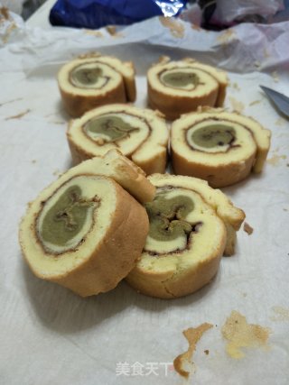 抹茶原味混搭蓝莓酱蛋糕卷不开裂嫩嫩的哦！的做法