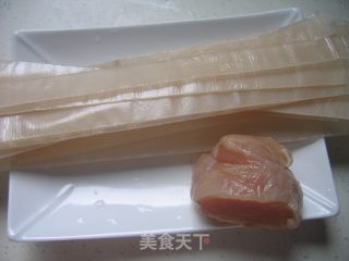 凉拌鸡丝拉皮的做法步骤：1