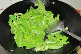 豆豉鲮鱼炒麦菜的做法步骤：2