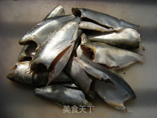 外焦里嫩——油炸小鱼的做法步骤：2