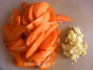 家常快手菜——胡萝卜炒洋葱的做法步骤：1