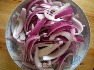 家常快手菜——胡萝卜炒洋葱的做法步骤：2