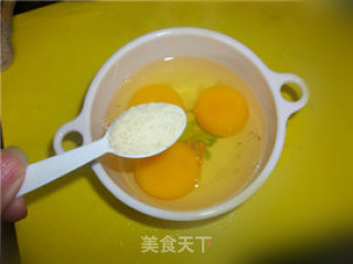 早起十分钟做出好吃的早餐~~香肠煎蛋的做法步骤：3
