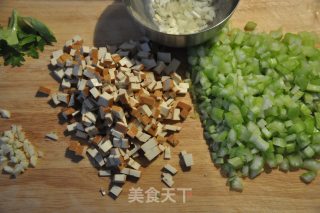 忙里偷闲做午餐 – 满载芹菜香干的小船面（Conchiglie）的做法步骤：1