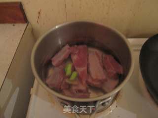 莲藕排骨汤的做法步骤：2