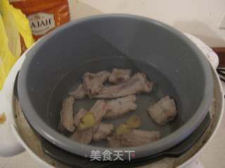 莲藕排骨汤的做法步骤：4