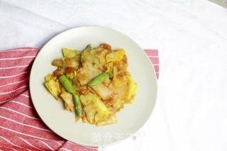 炒饺子皮蔬菜面片的做法