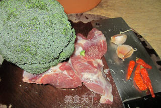 西兰花炒肉片的做法步骤：1