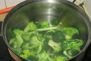 西兰花炒肉片的做法步骤：2