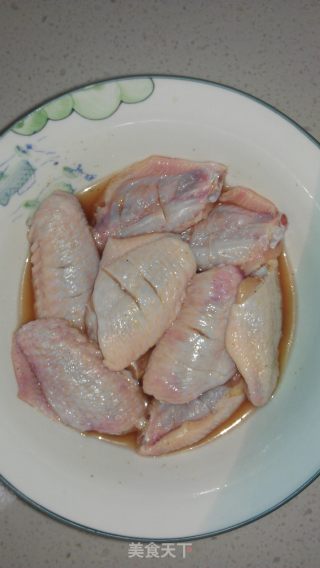 炸鸡翅的做法步骤：1