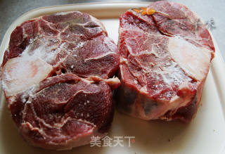 红萝卜焖牛小腿肉的做法步骤：2