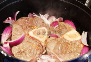 红萝卜焖牛小腿肉的做法步骤：10