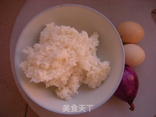 剩米饭之再利用——洋葱蛋炒饭的做法步骤：1