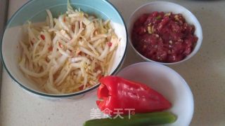 白菜帮炒牛肉丝的做法步骤：1
