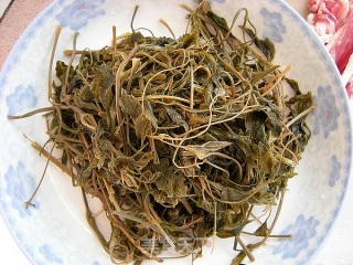 山间野味——野辣椒苗炒肉片的做法步骤：2