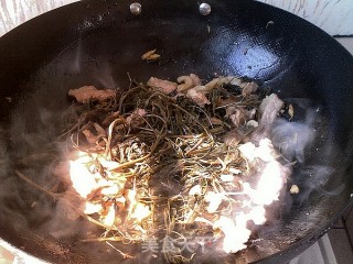 山间野味——野辣椒苗炒肉片的做法步骤：7