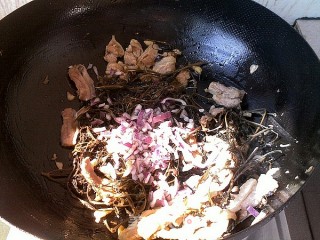 山间野味——野辣椒苗炒肉片的做法步骤：8