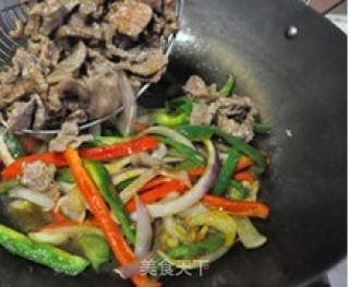 咖喱洋葱炒牛肉的做法步骤：5