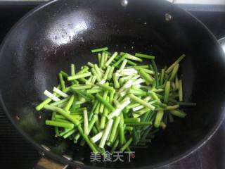 五香茶干炒蒜苔的做法步骤：1