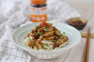 沙茶草菇肉酱面的做法