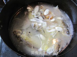 鲫鱼汤的做法步骤：5