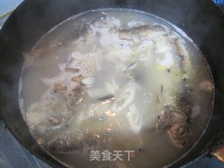 鲫鱼汤的做法步骤：6