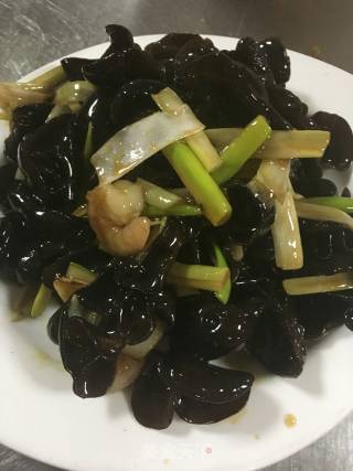 京葱虾仁炒木耳的做法