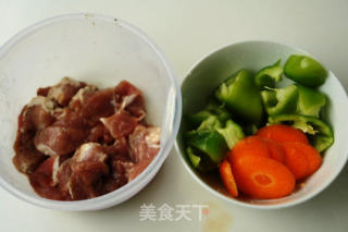 溜肉段的做法步骤：1