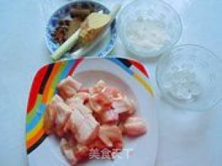 红烧肉炖土豆的做法步骤：1