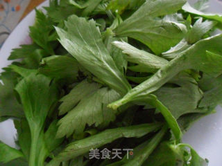 凉拌芹菜叶的做法步骤：1