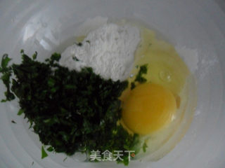 芹菜叶鸡蛋饼的做法步骤：2