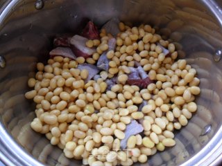 咸鸭腿炖黄豆的做法步骤：5