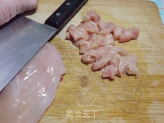 沙茶酱爆鸡丁的做法步骤：1