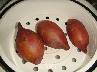 黄灿灿的红薯饼的做法步骤：1