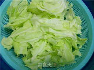家常菜肴@@黑胡椒最撩人~~黑胡椒炒手撕包菜的做法步骤：2