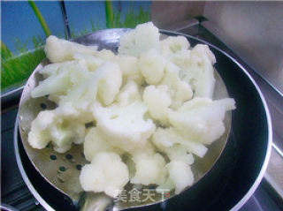 家常菜肴@@简简单单清清淡淡易上手的~~菜花搭上瑶柱汁的做法步骤：3