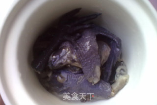 补血的当归红枣乌鸡汤的做法步骤：1