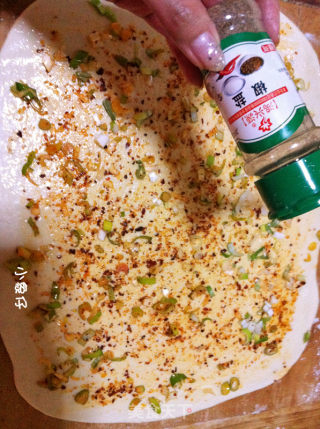 麻辣香葱芝麻椒盐花卷的做法步骤：6