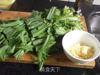 蒜蓉炒苦麦菜的做法步骤：2
